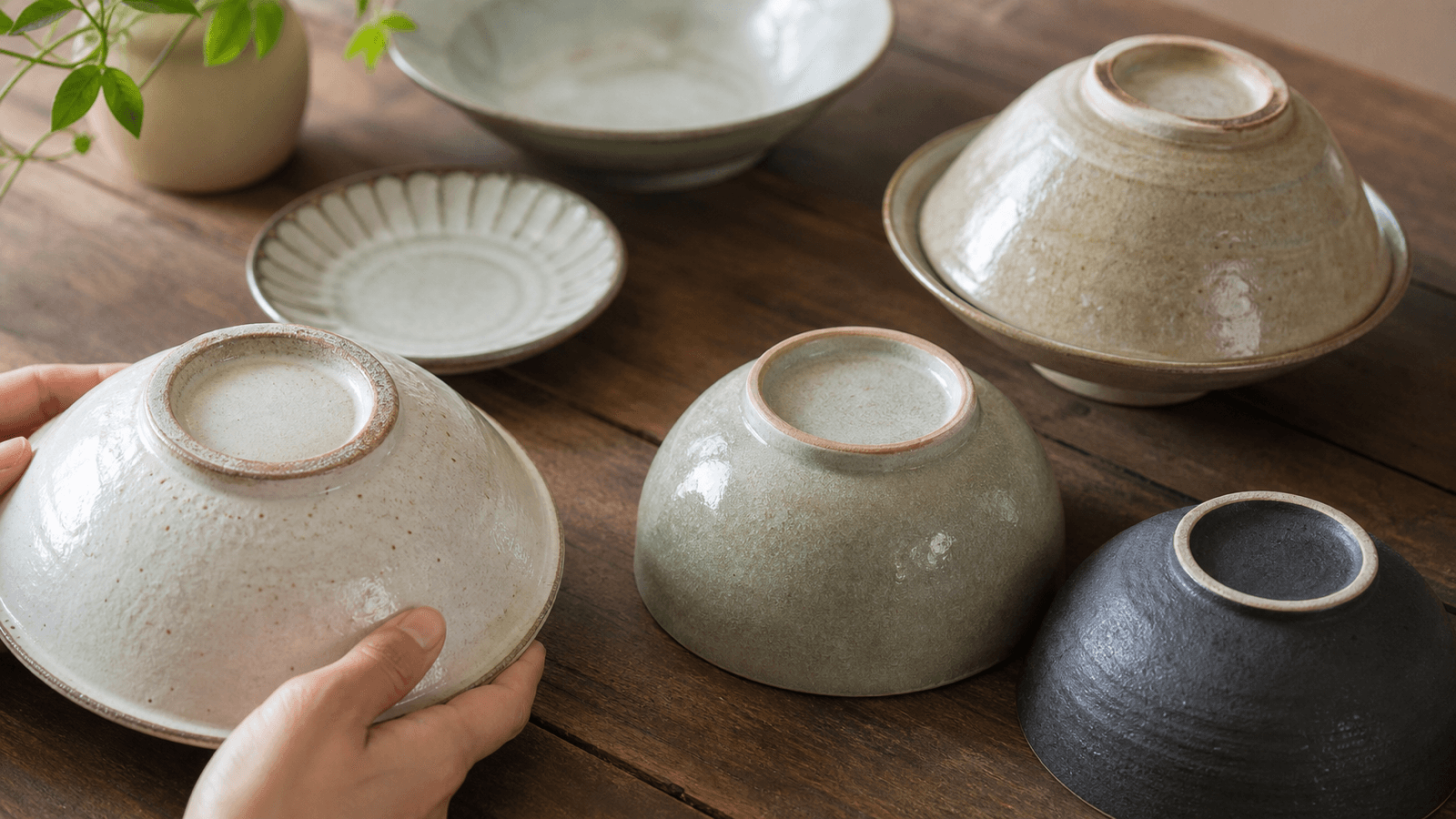 Cận cảnh miệng bát đĩa sứ nhập khẩu với lớp men sáng và chân đế