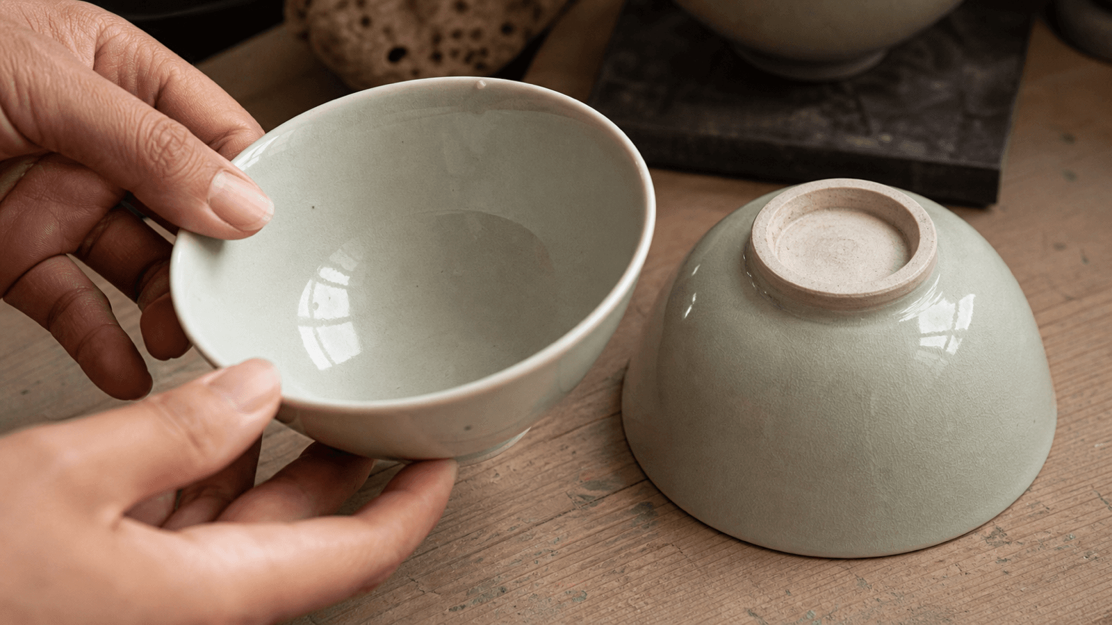 Cận cảnh miệng và chân bát sứ ăn cơm để kiểm tra độ hoàn thiện