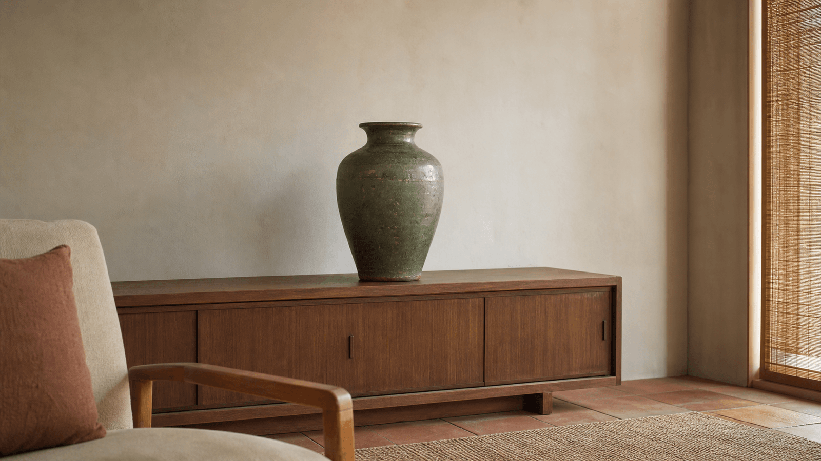 Bình gốm sứ decor làm điểm nhấn trên tủ thấp trong phòng khách