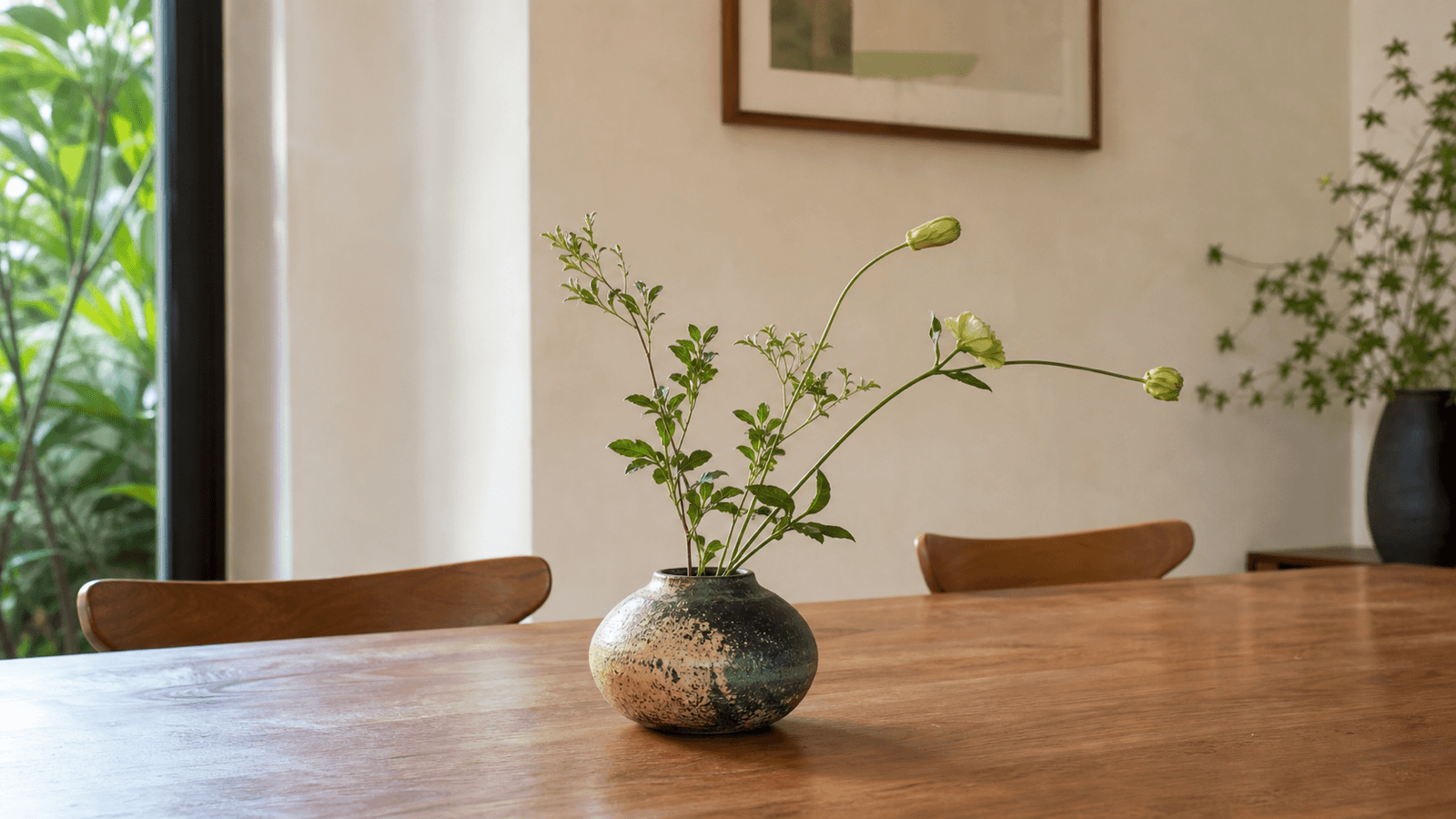 Bình gốm sứ decor cắm ít cành trên bàn ăn sáng thoáng
