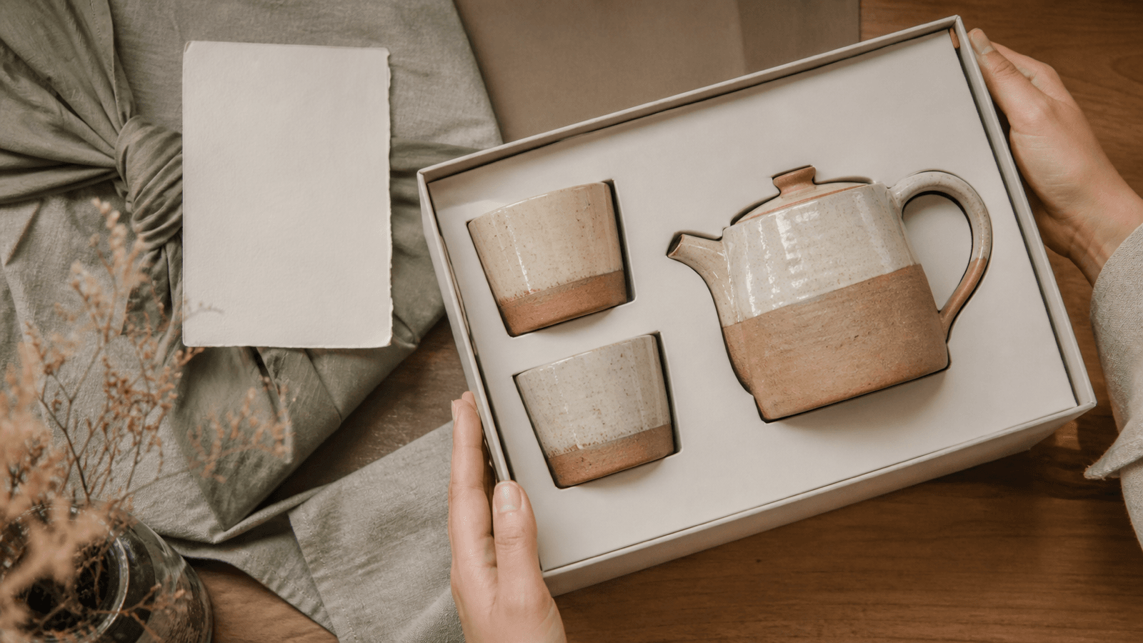 Bộ ấm chén gốm sứ trong hộp quà tối giản có thiệp trống