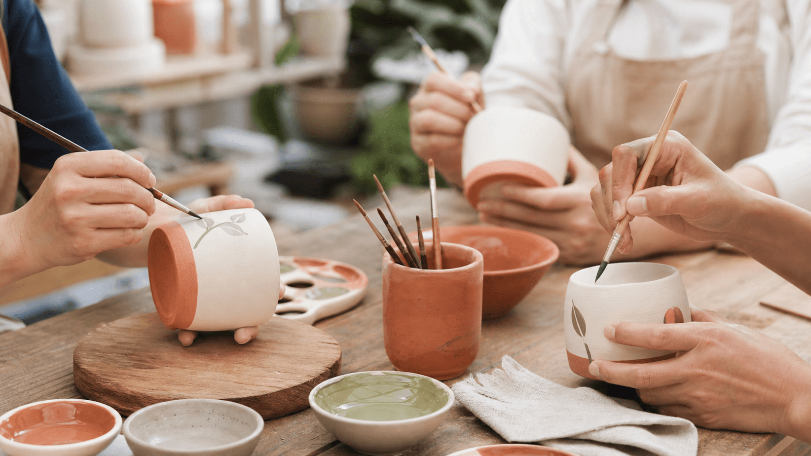 Bàn tay trang trí một món gốm trong workshop dành cho nhóm doanh nghiệp